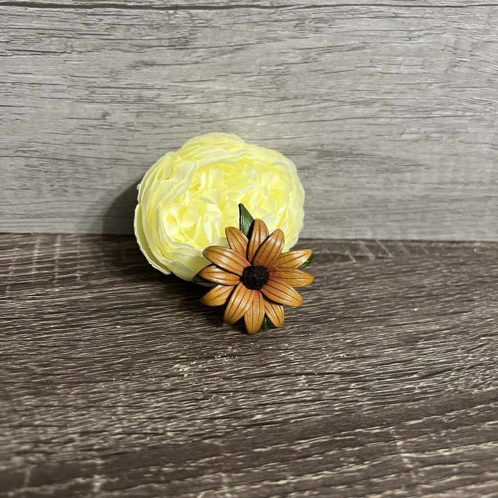 Leather Daisy Pin - Picture 2 of 5